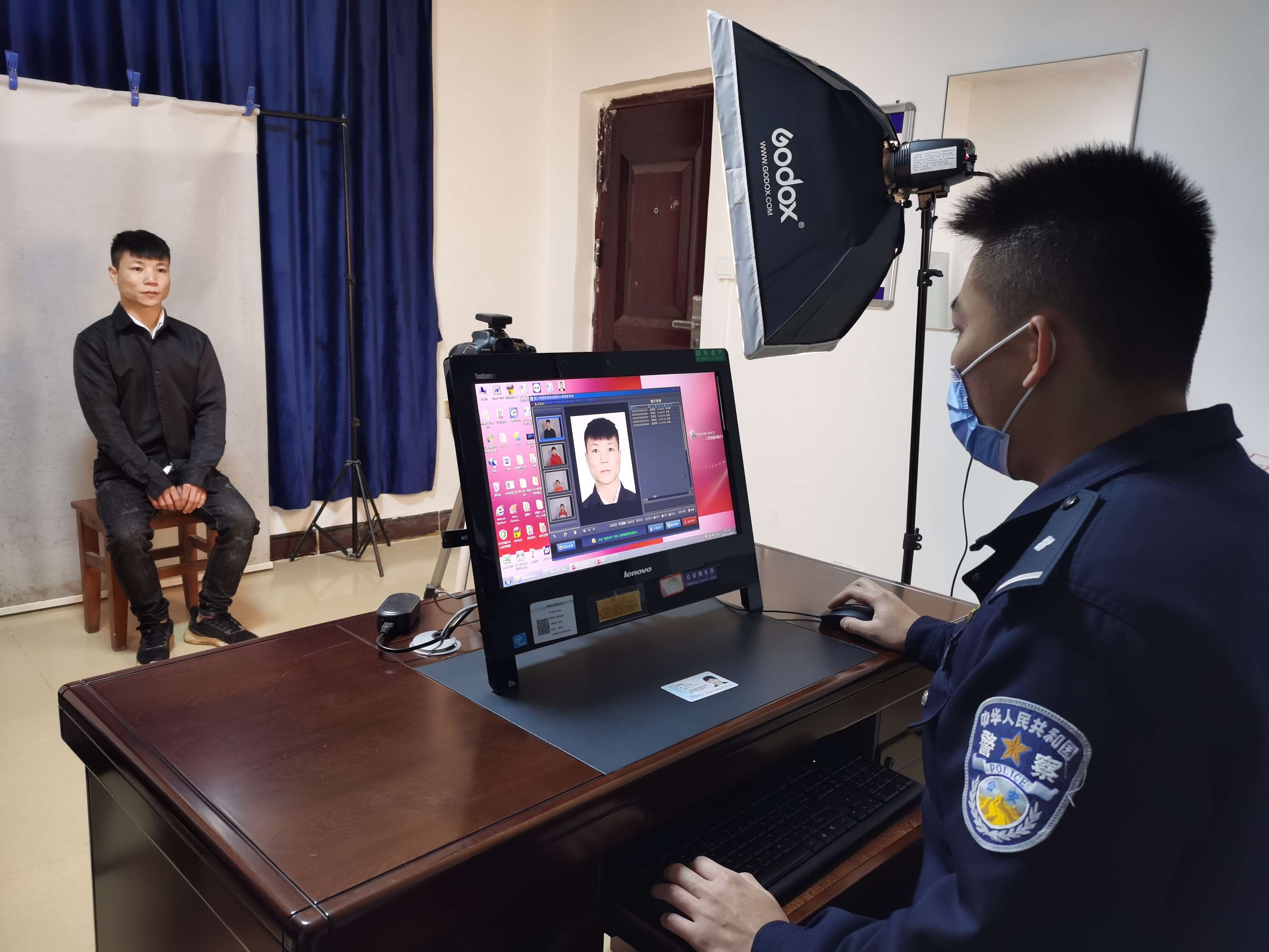 民警在为群众拍照.jpg