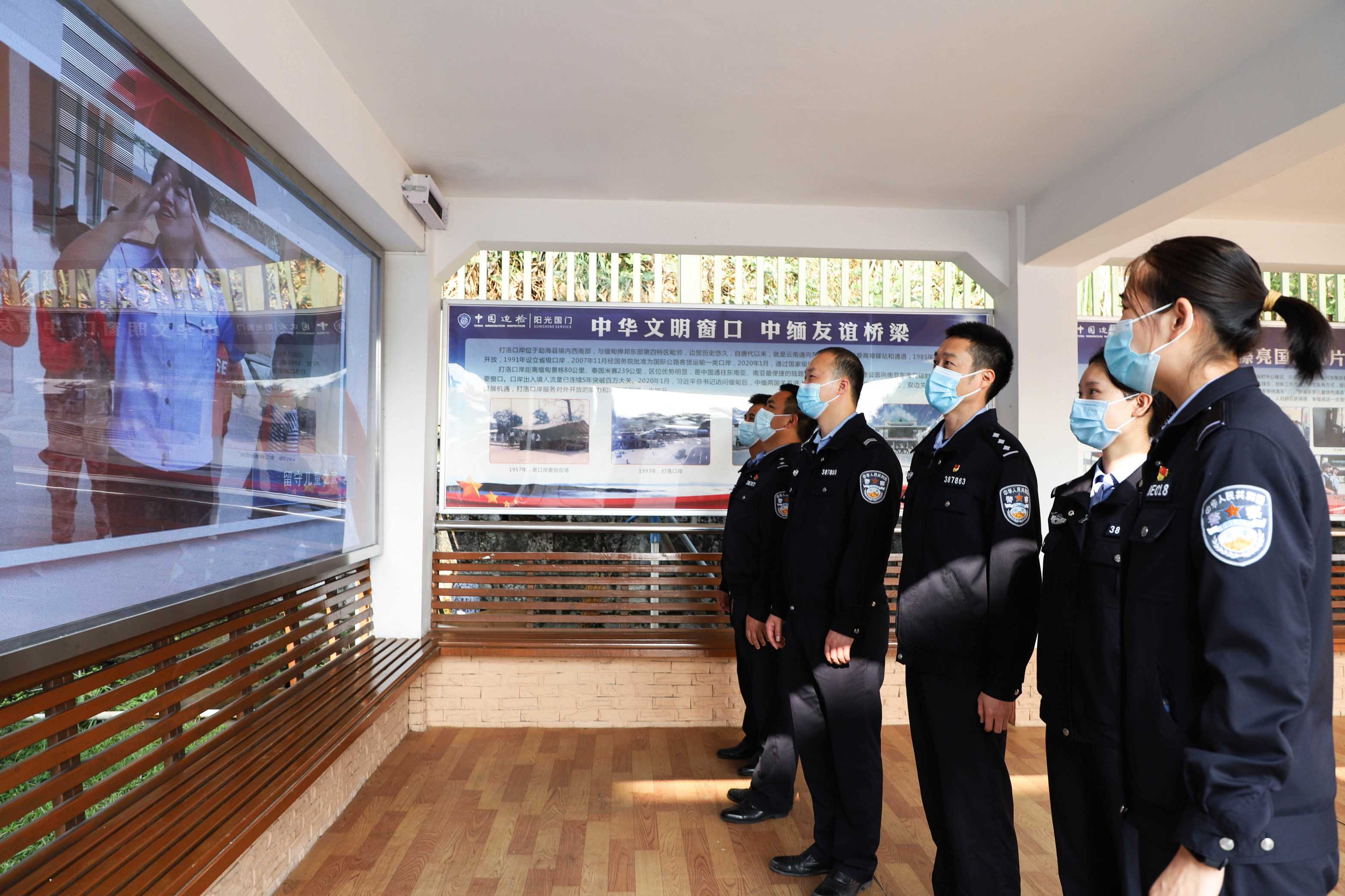 与会人员观看汇报片2.jpg