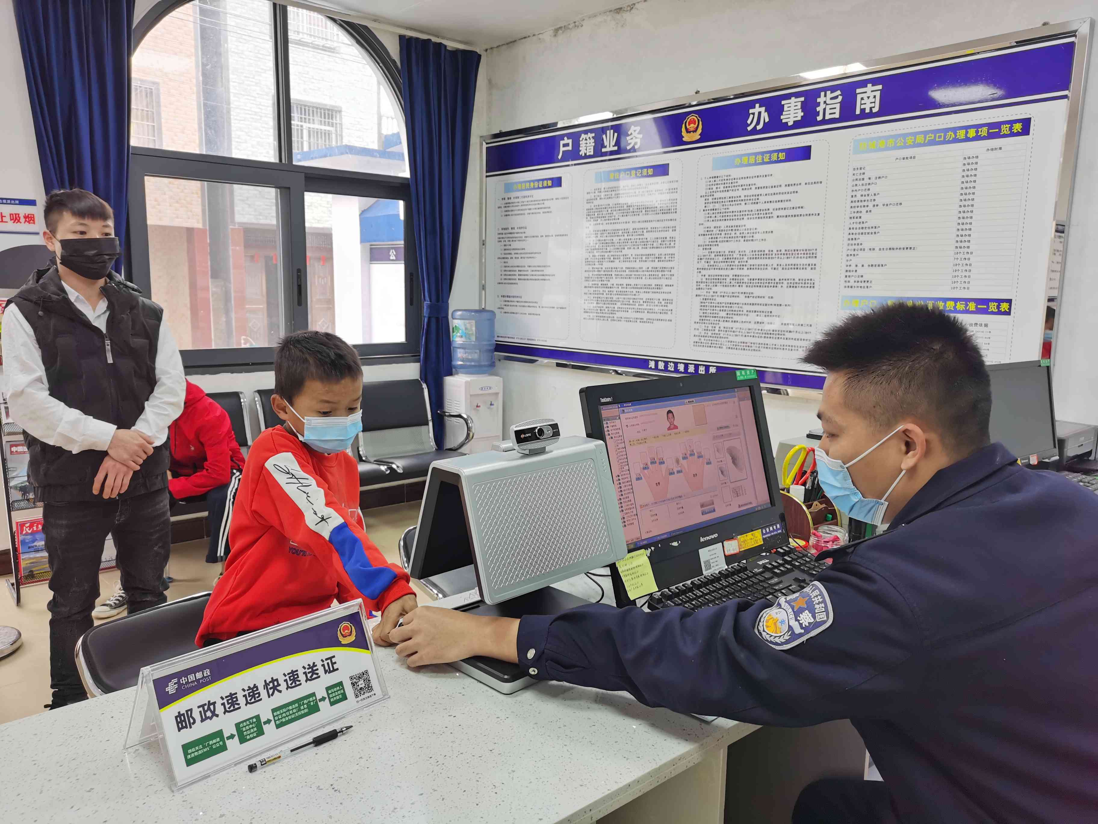 民警在为一名小男孩录入指纹.jpg