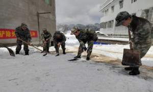 湖北鹤峰中营：雪花白 党旗红 党员除雪保畅作先锋