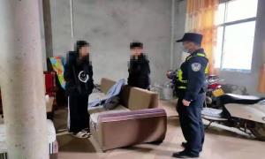 叛逆女孩离家出走 热心民警劝其回家