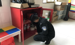 鹿马登边境派出所深入辖区开展幼儿园开学前安全检查