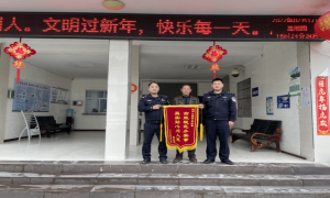 男子不慎摔倒昏迷 警车开道护送紧急就医