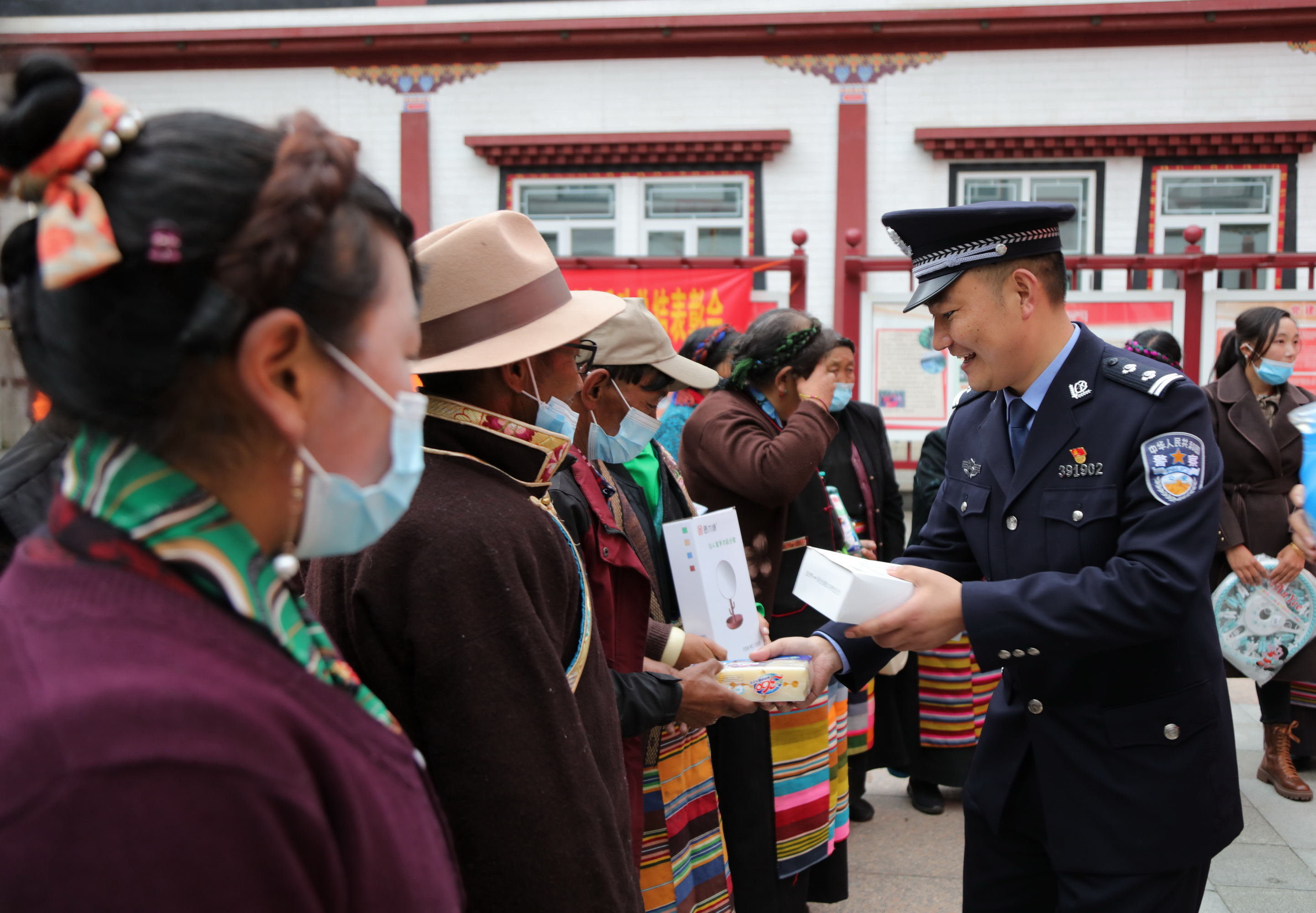 亚东出入境边防检查站民警为驻地村民群众送上节日问候.JPG