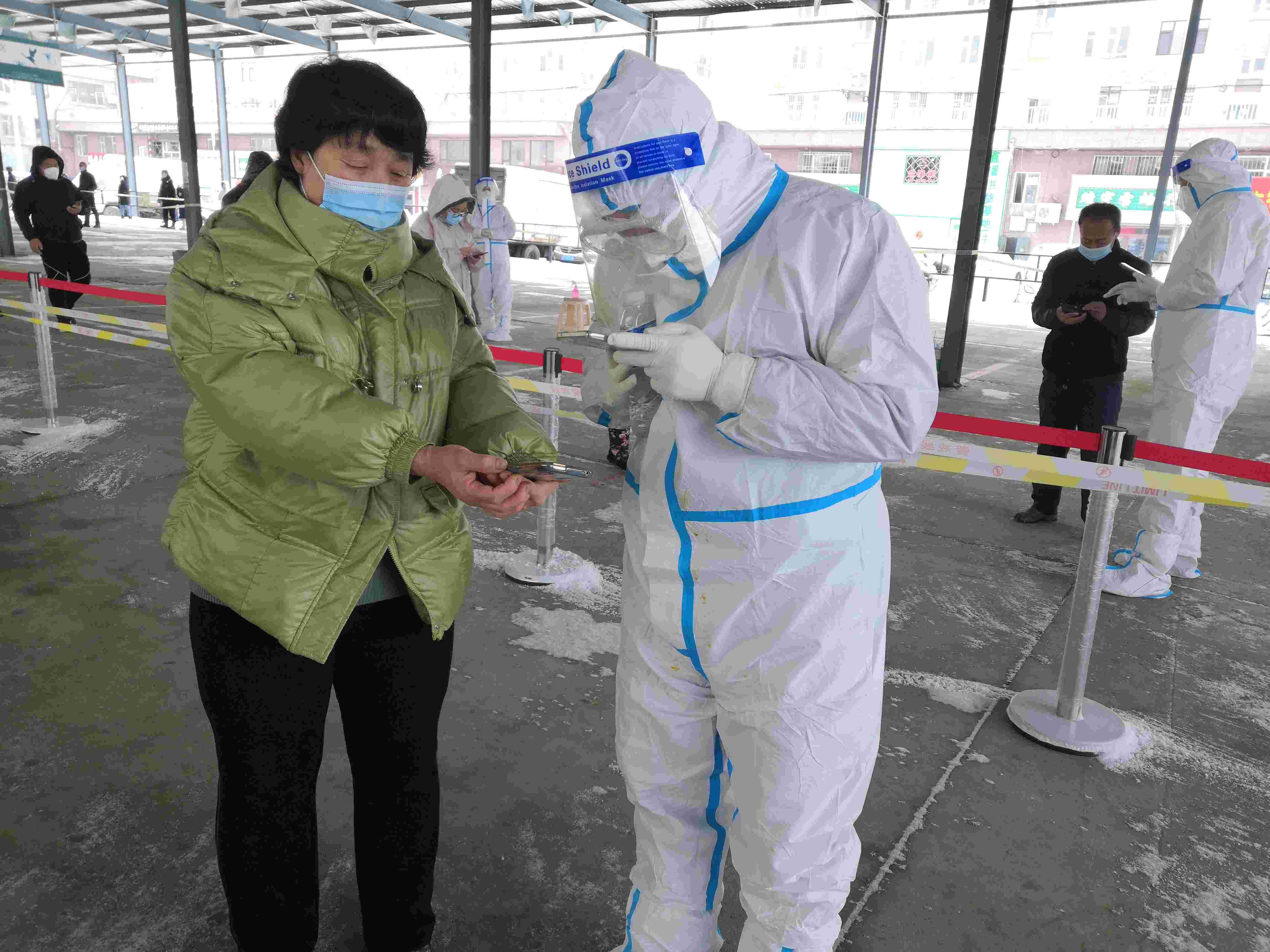 核酸检测演练工作人员对居民进行扫码测温登记（拍摄者：杨旭）.jpg