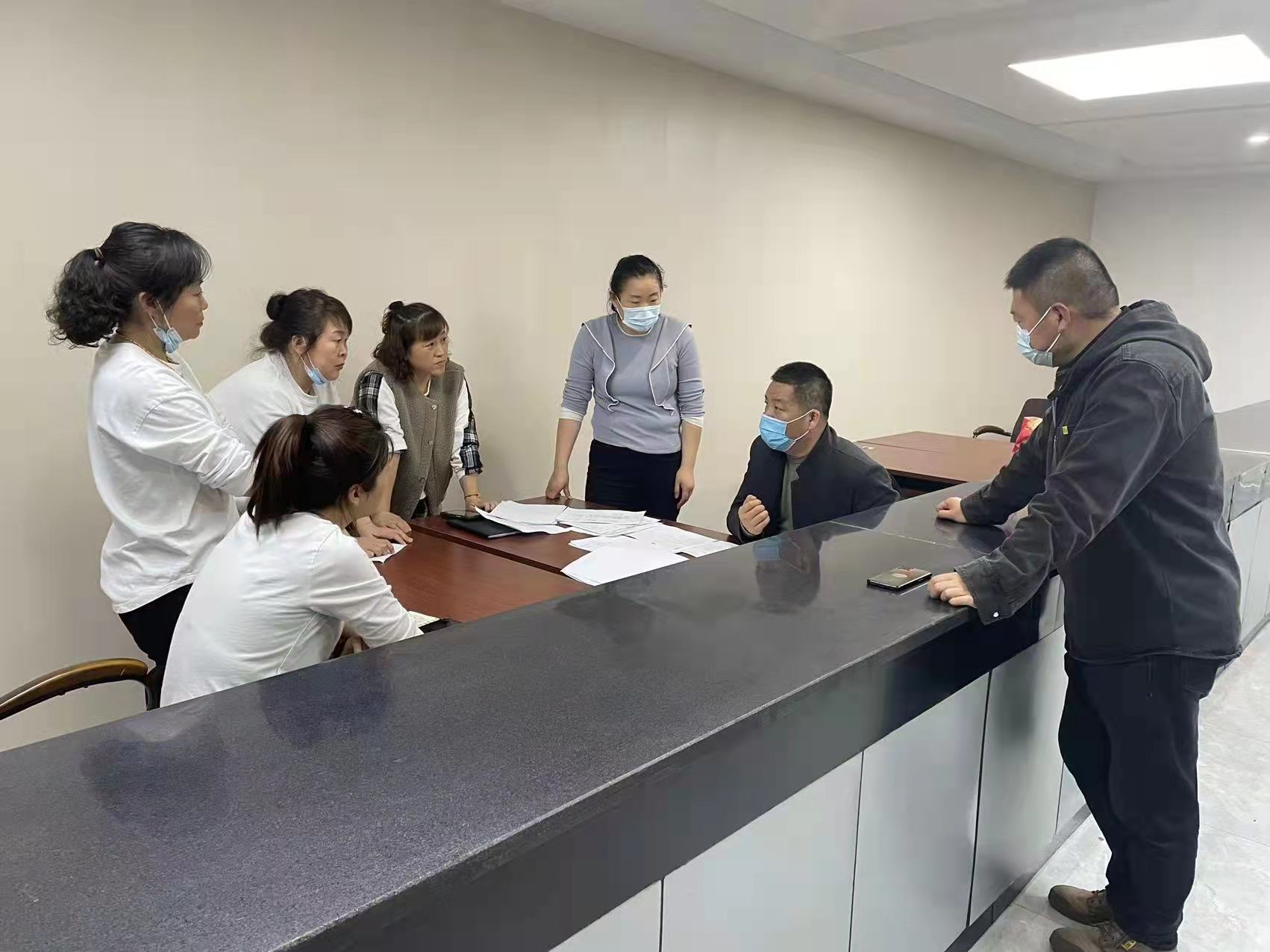 张海波同社区同事研判疫情防控工作 (1).jpg