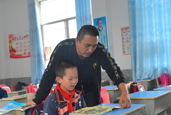 杜凯课堂辅导学生学习.png 杜凯课堂辅导学生学习.png