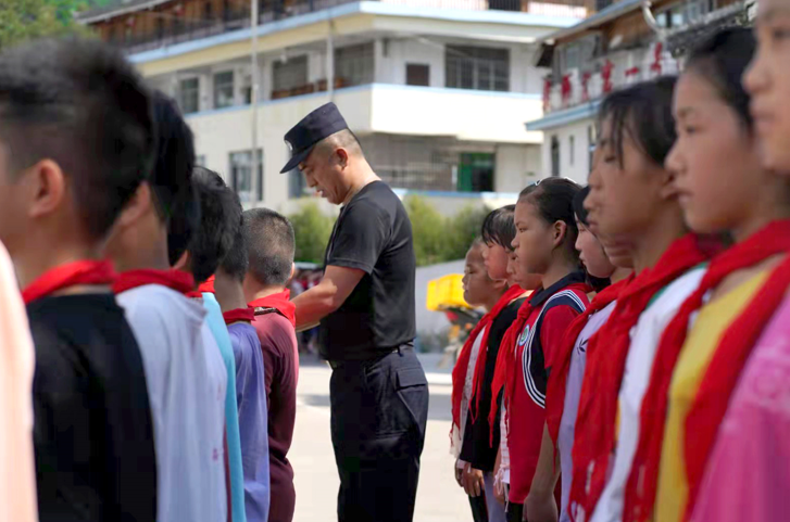 杜凯在孟寨村小学上体育课.png 杜凯在孟寨村小学上体育课.png