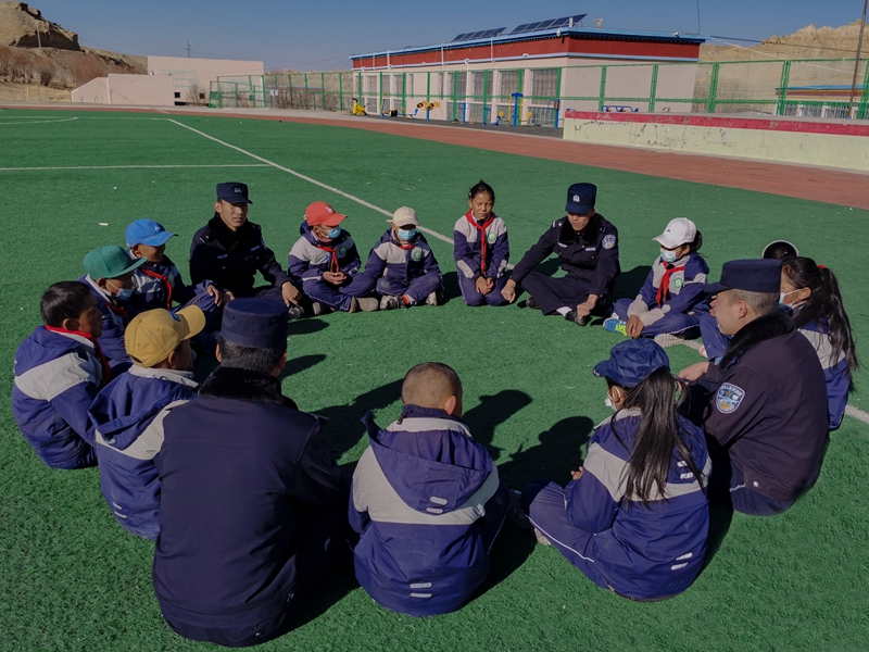 香孜派出所民警前往小学宣讲共产党成立相关党史知识(蒲元科).jpg 香孜派出所民警前往小学宣讲共产党成立相关党史知识(蒲元科).jpg