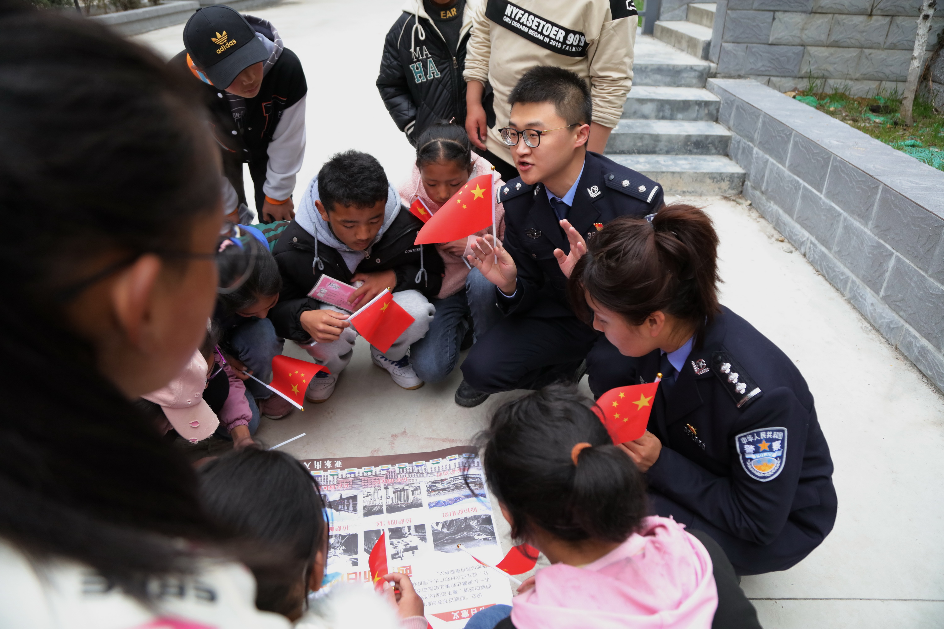亚东边检站民警为驻地学生开展西藏新旧对比教育.JPG