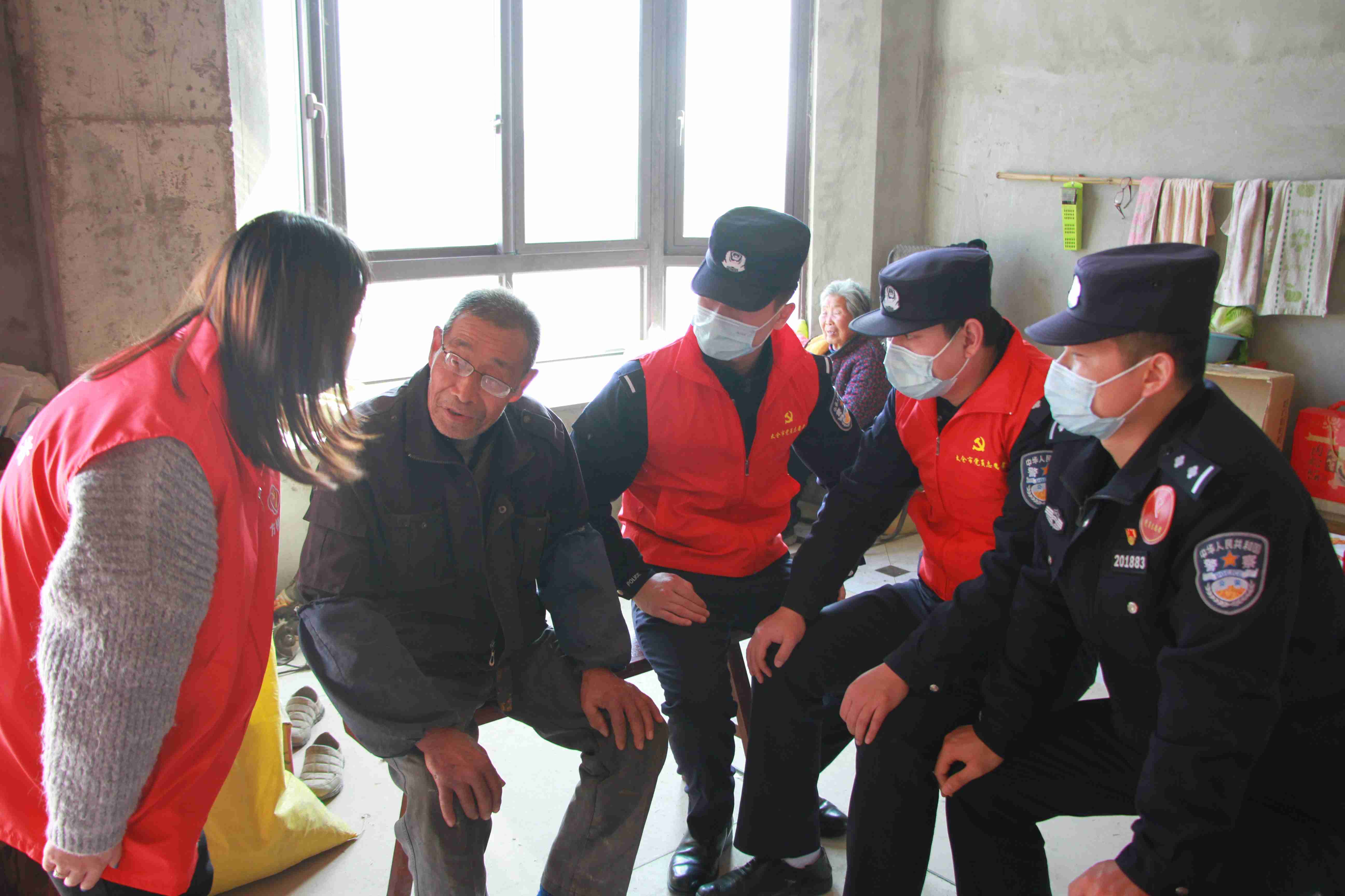 太仓出入境边防检查站开展“践行雷锋精神 弘扬传统美德”主题活动 (3).jpg