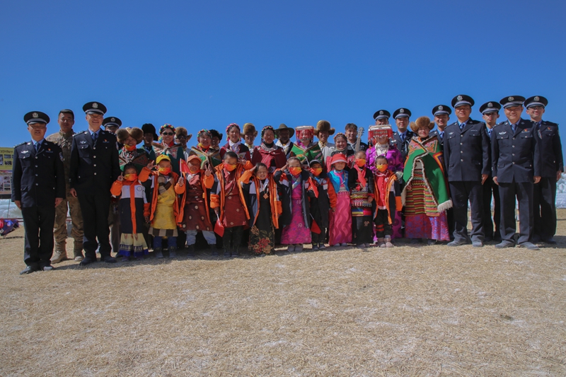 班公湖边境派出所民警与辖区群众共庆节日（李帅帅） (2).JPG