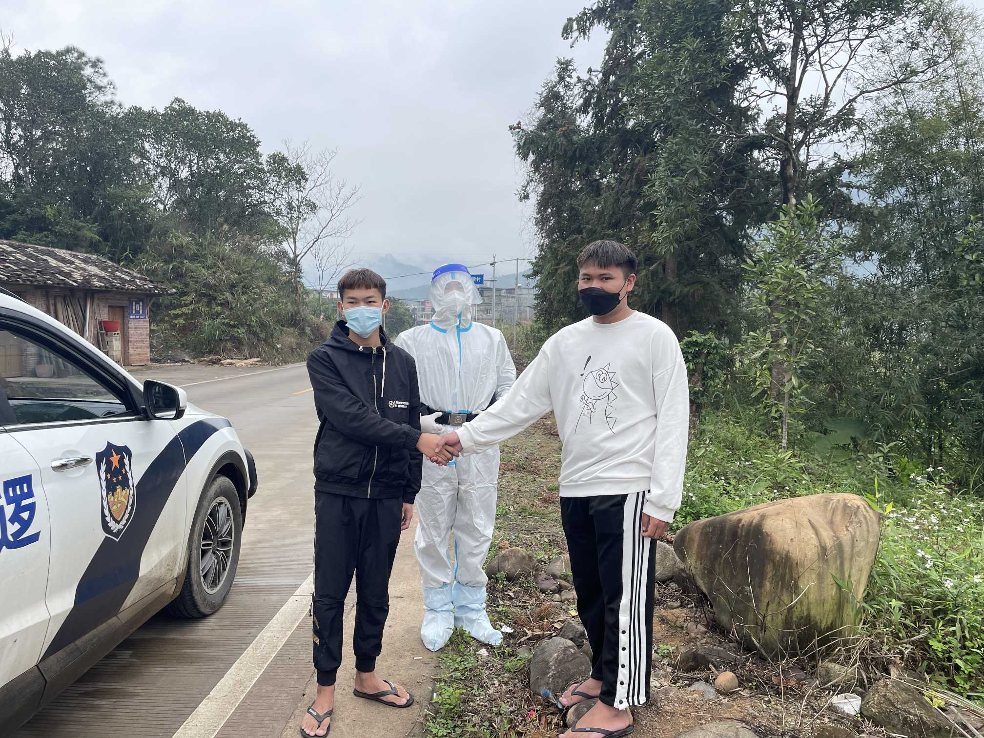 越界采摘八角  双方拳头相向.jpg