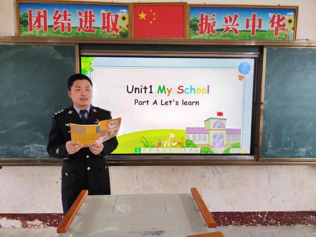 图为周平原正在授课.jpg