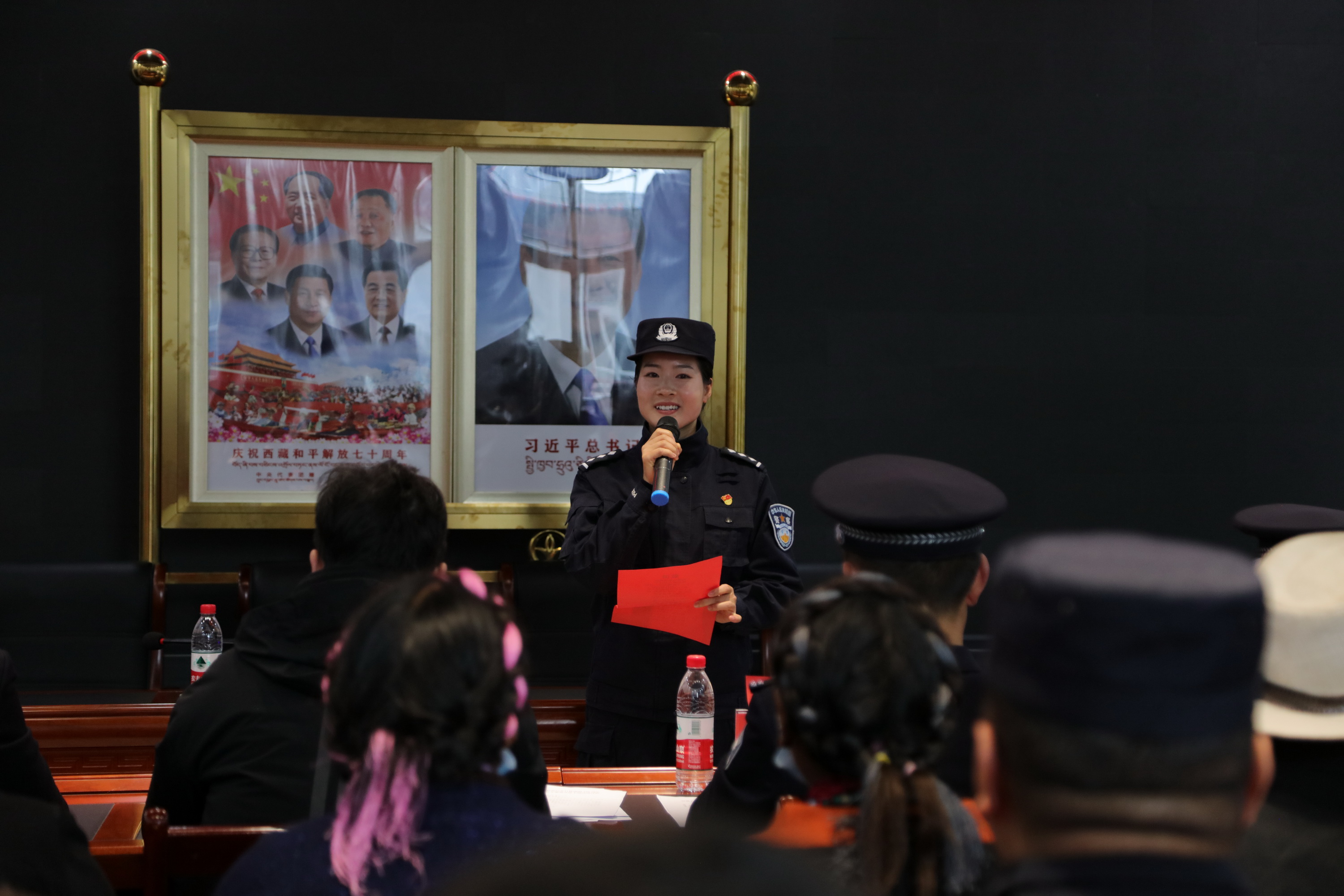亚东边检站民警为村民群众教唱红歌.JPG