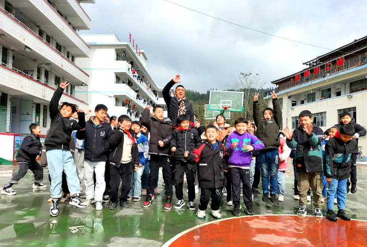 杜凯在同乐乡二小与学生合影.png 杜凯在同乐乡二小与学生合影.png