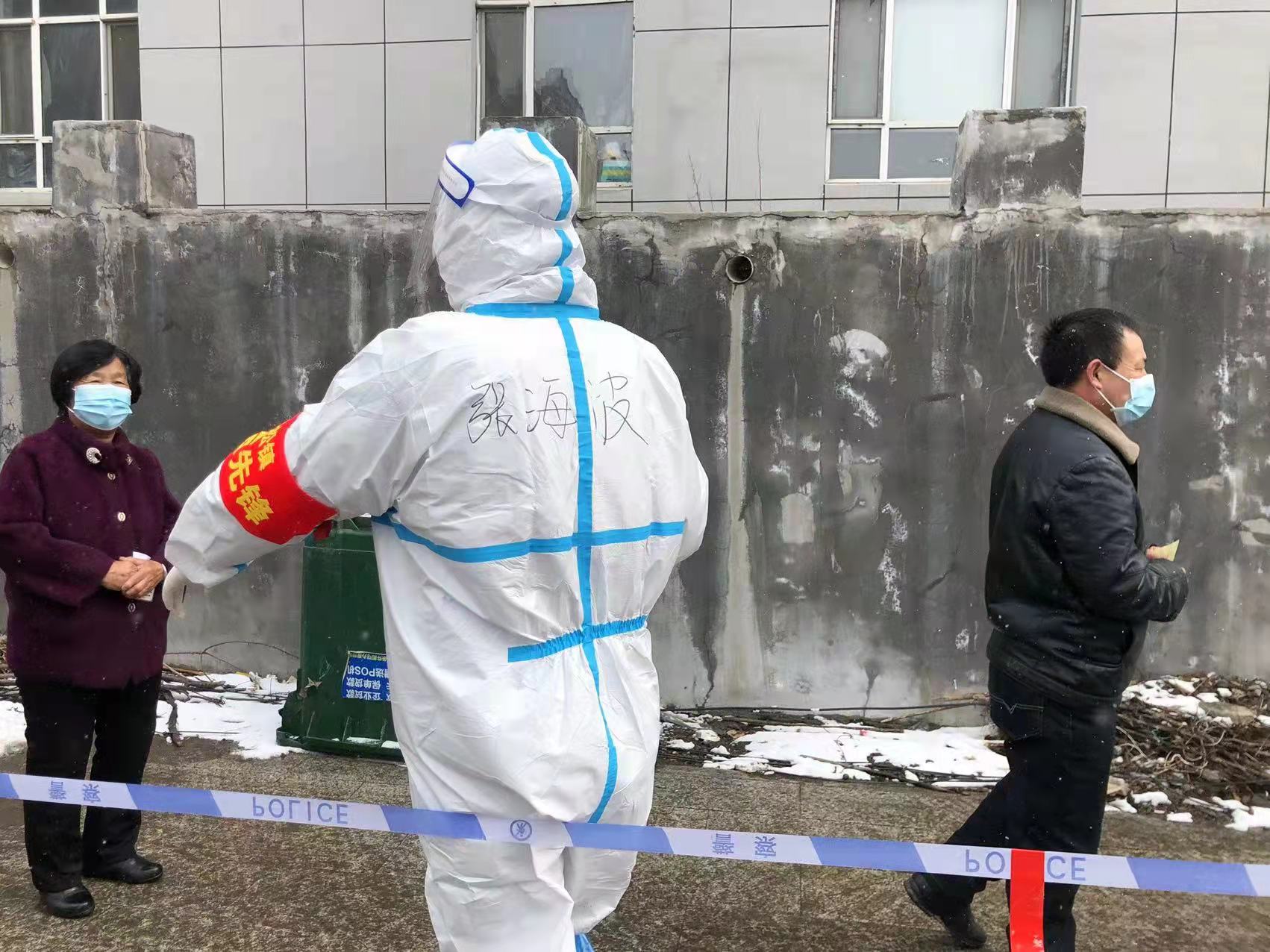 张海波在核酸检测第一线服务居民.jpg