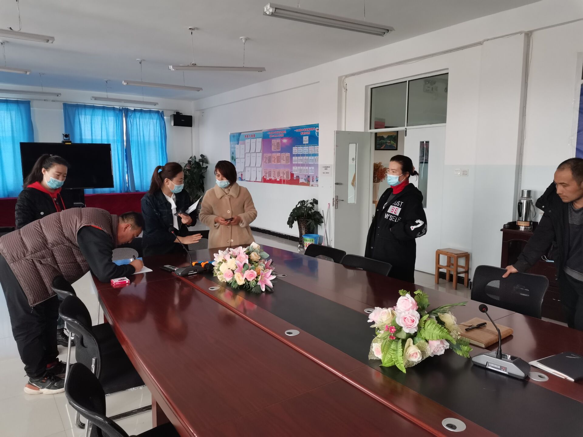 调解与普法相结合.jpg 调解与普法相结合.jpg