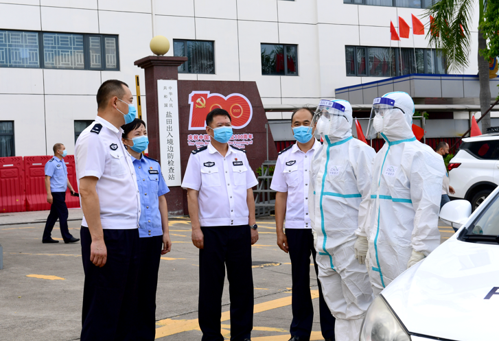 2021年7月1日,杜凯和同事严格按照防疫要求,登外籍船舶开启枪支弹药封条,党委成员到场叮嘱安全。.png 2021年7月1日,杜凯和同事严格按照防疫要求,登外籍船舶开启枪支弹药封条,党委成员到场叮嘱安全。.png