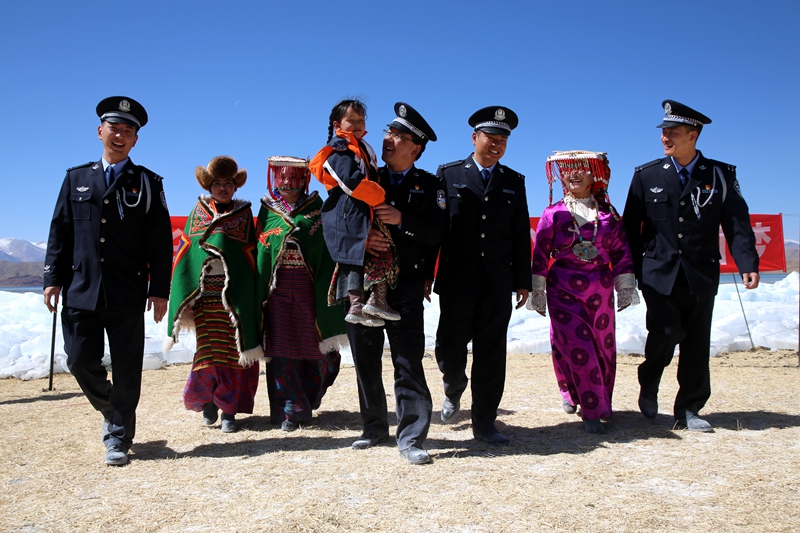 班公湖边境派出所民警与辖区群众共庆节日（李帅帅） (3).JPG