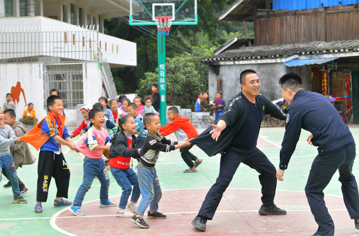 杜凯在孟寨村小学与学生们课间玩耍上体育课.png 杜凯在孟寨村小学与学生们课间玩耍上体育课.png