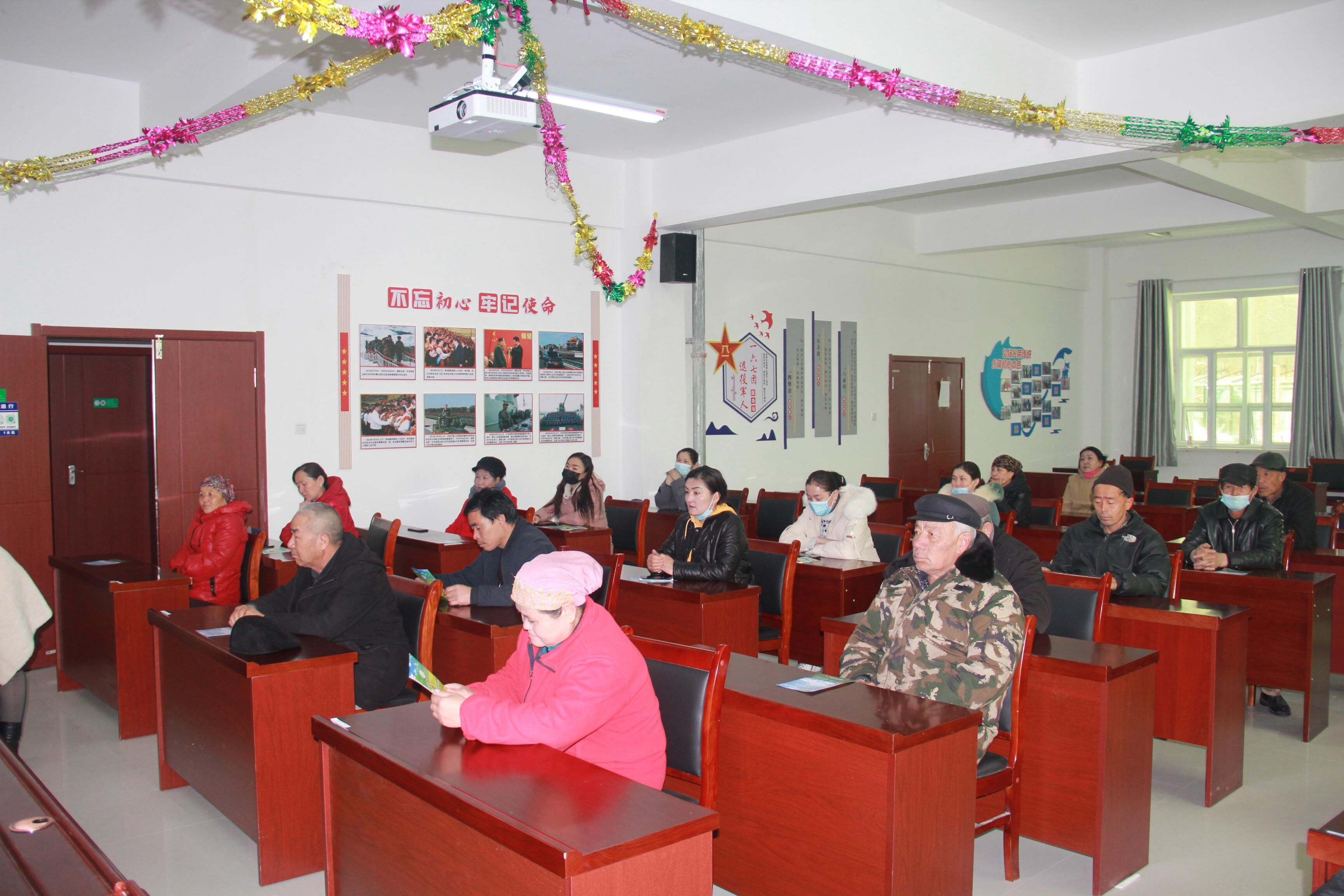 一六七团司法所深入社区举办民族政策宣传教育讲座 (2).jpg