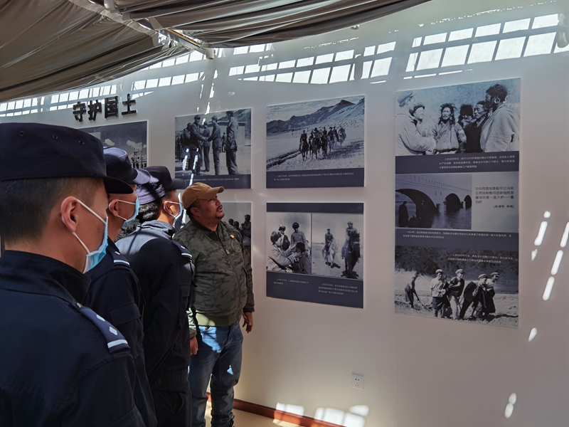 扎西岗边境派出所参观典角村史馆(姚周).jpg 扎西岗边境派出所参观典角村史馆(姚周).jpg