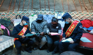 反诈宣传进牧区 打好防骗“预防针”
