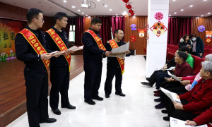 红山嘴出入境边防检查站深入开展“两会”期间“民族团结一家亲”走访宣讲活动