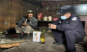 靠“双脚”走进百姓心中 用“双手”温暖辖区群众