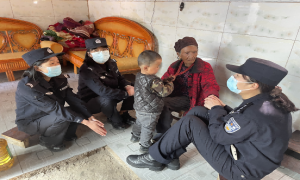 移民管理警察与百岁老人的四载“相伴”情