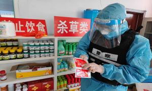 哈达门边境派出所助力春耕备耕生产