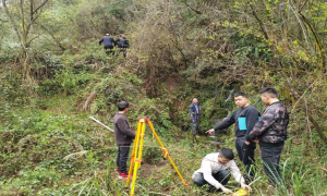 湖北利川市忠路镇溪林村乡村振兴工作队入深山找水源