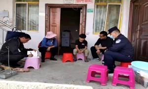 洛本卓边境派出所开展“控辍保学”工作