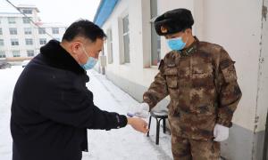 吉林抚松东岗镇：奋战在防疫一线的“迷彩绿”
