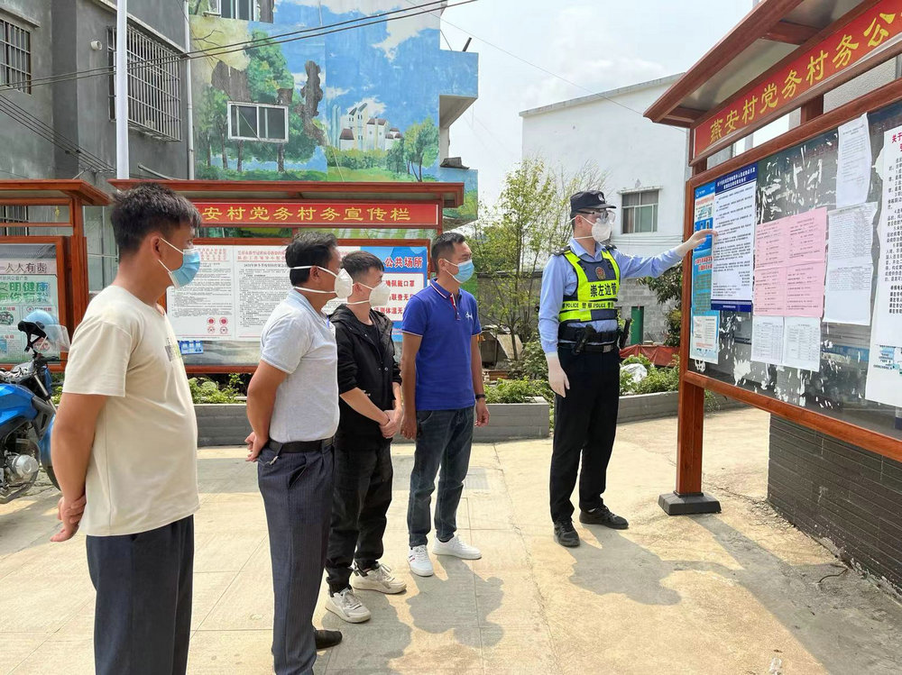 图为民警向群众讲解国家安全知识  陈安元摄.jpg