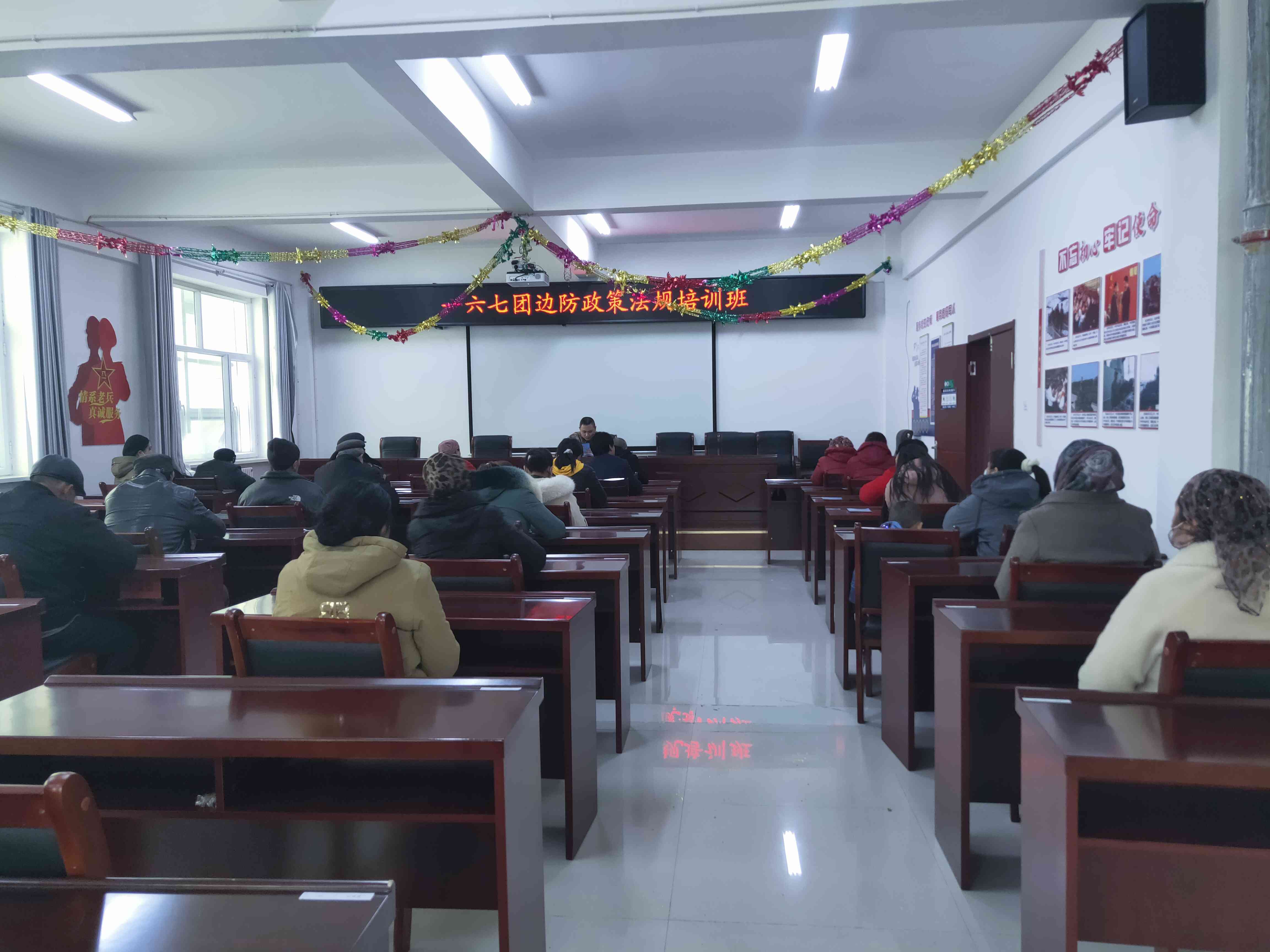 在社区开展边防政策法规培训班.jpg