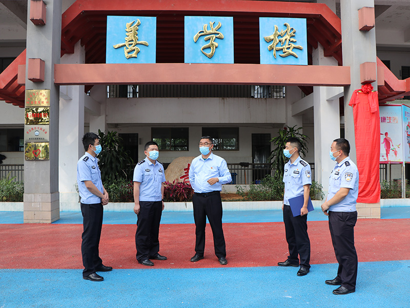 图为民警在勐马镇红塔中学举行“云南省边防普法教育实践示范基地”挂牌仪式现场.jpg