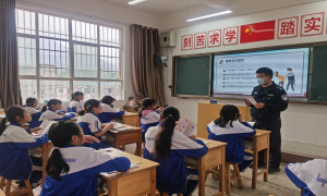 国家安全教育日 移民管理警察送来“法治大礼包”
