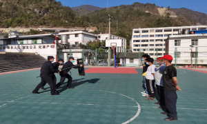 石月亮边境派出所组织开展送技能下乡活动