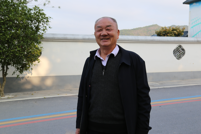 孙观发笑着讲述村庄变化.png