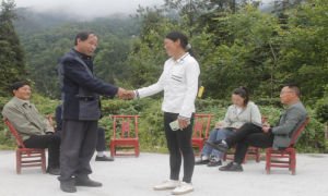猪耳河村：喇叭家家听 事事人人评