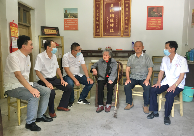 草盘地中心卫生院领导上门看望94岁高龄的万菊香老人。.png