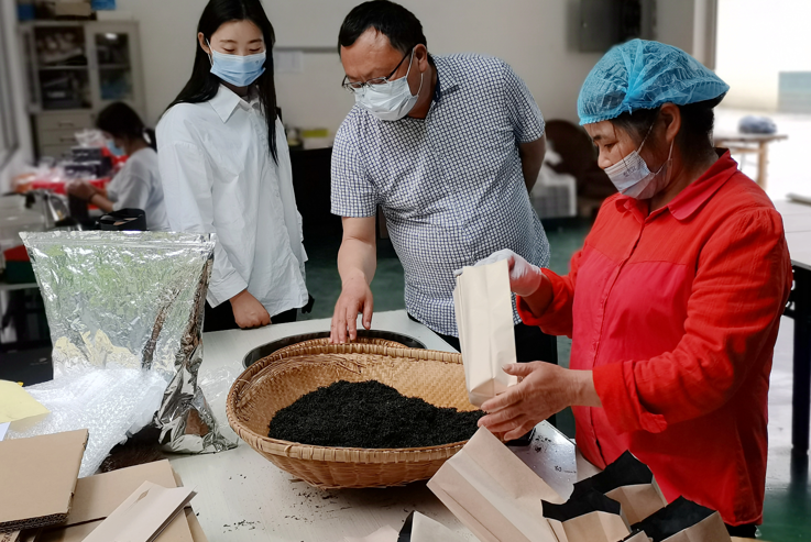 七里坪街道党工委领导在恩施西特优生态农业开发有限公司走访.png