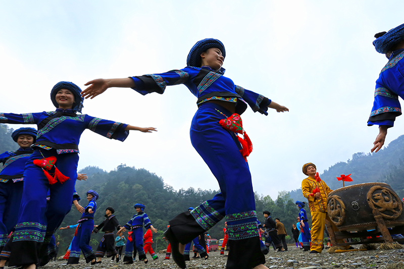 村民齐跳摆手舞（冯光平 摄）.JPG