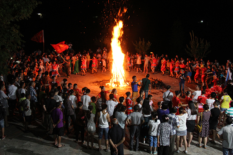 篝火晚会，村民和游客一起跳土家摆手舞 （焦进 摄）.JPG