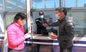 粽子飘香迎端午 民警在岗护平安