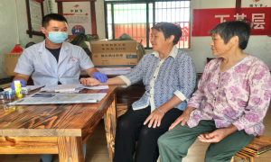 英山草盘地镇：爱心义诊送到群众家门口