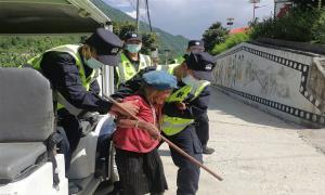 巡逻民警暖心护送八旬老人就医