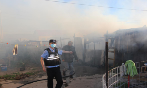 火情紧急 移民管理警察勇扑大火获赞誉